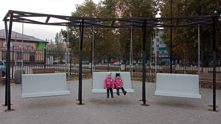 В Павловске на площади Молодежной установили качели