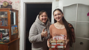 Зампред правительства Воронежской области передал новогодний подарок девочке из ЛНР