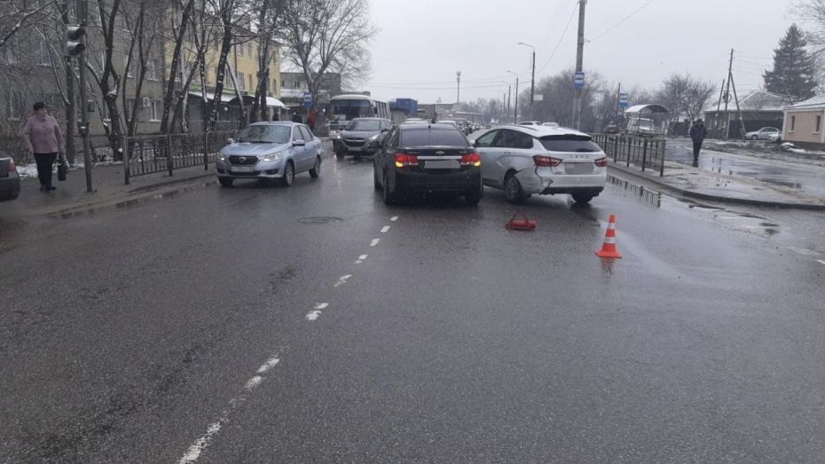 В Воронеже «Лада» сбила школьника на переходе и врезалась в иномарку