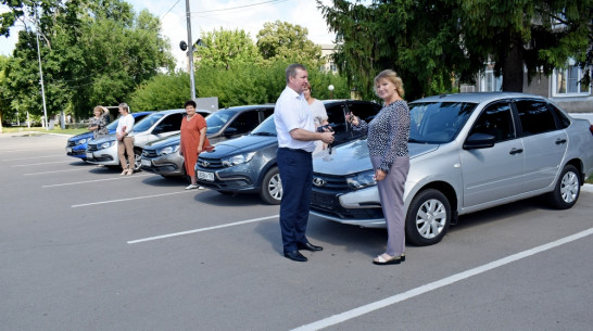 Новые автомобили получили главы 5 сельских администраций Грибановского района