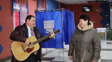 Педагог из села Хохол исполнил на избирательном участке патриотическую песню