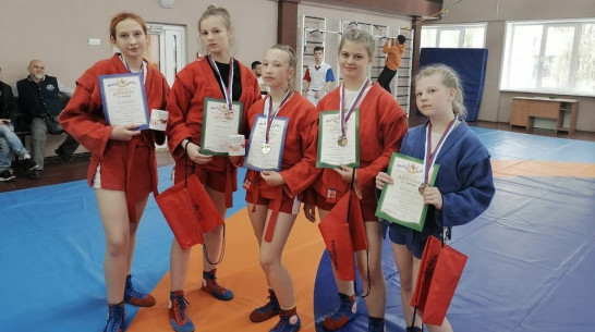 Бобровские самбистки завоевали 5 медалей на межрегиональных соревнованиях