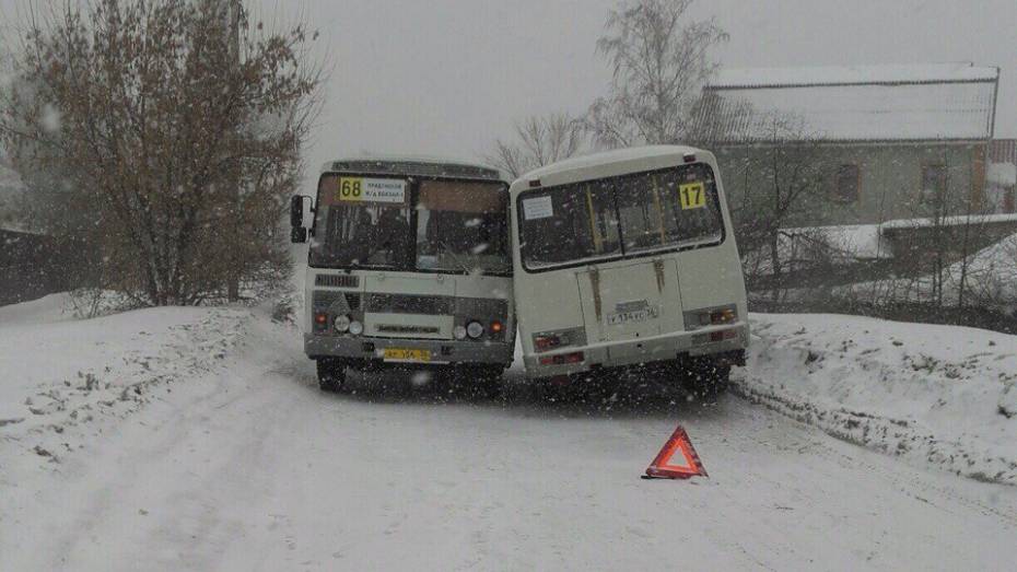 В воронежском Придонском столкнулись 2 пассажирских автобуса 