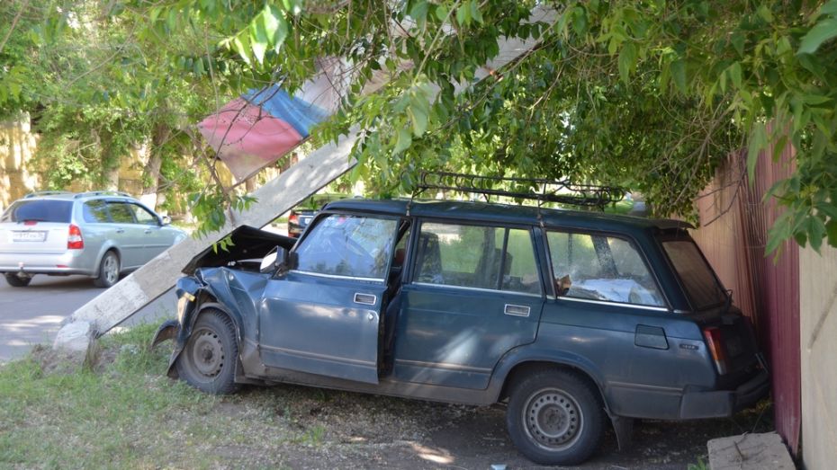 В Семилуках водитель «ВАЗ» врезался в столб