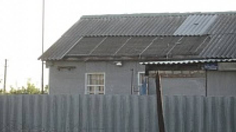 В поселке Нижнедевицкого района ураганный ветер сорвал шифер с крыши дома