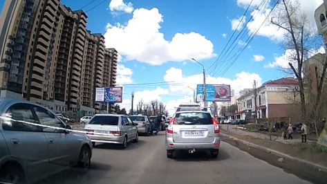 В Воронеже пассажир выпал из такси под колеса другого автомобиля