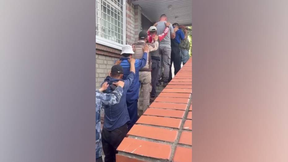 Рейд на нелегальных мигрантов на стройплощадках в Воронежской области сняли на видео