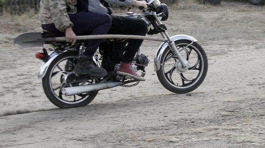 Автомобилист и мотоциклист без прав устроили ДТП в воронежском райцентре