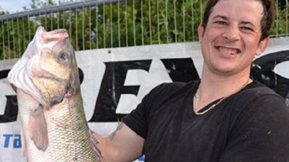 Чтобы стать победителем в спортивной рыбалке, мужчина украл окуня из аквариума