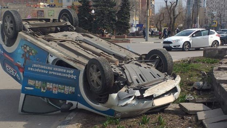 «Лада Ларгус» перевернулась после столкновения с Ford у памятника Славы в Воронеже