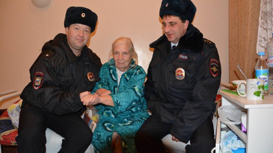 Поворинские полицейские спасли лишившуюся чувств одинокую пенсионерку