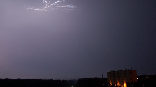 МЧС оповестило воронежцев о надвигающихся грозовых ливнях и граде 