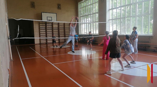 В терновском селе Братки олимпийский чемпион провел тренировку по гандболу со школьниками