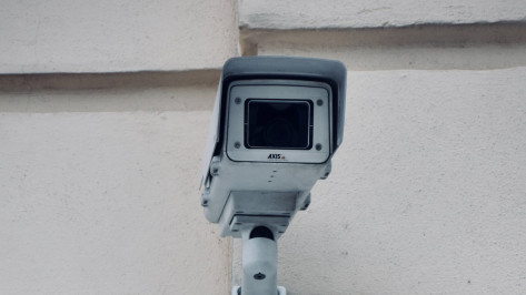 Камеры на остановке в Воронеже сняли дезертира с автоматом и гранатами