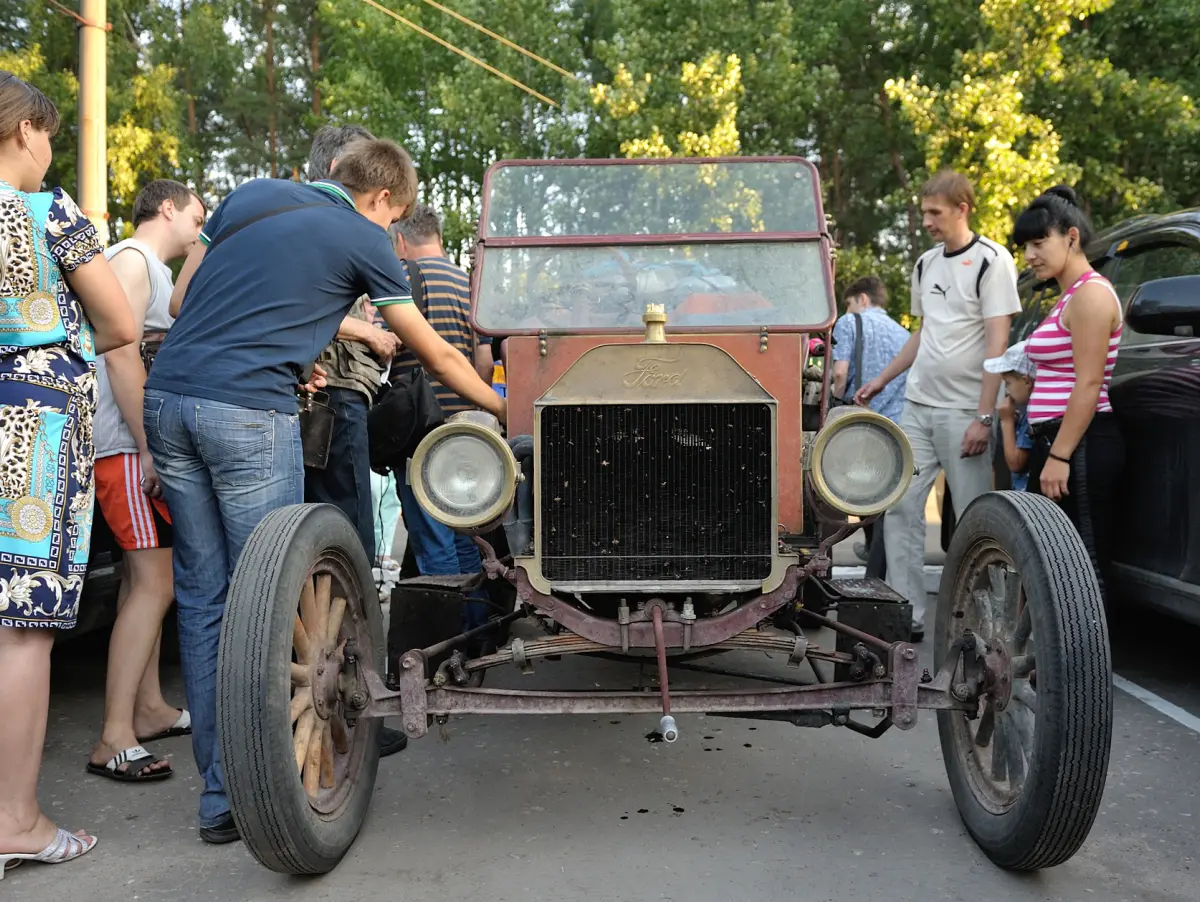 Участники трансконтинентального ралли «Пекин - Париж» на ретро-автомобилях  проехали через Воронеж