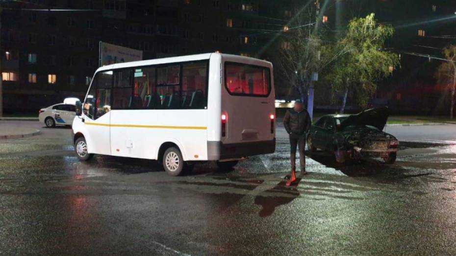 В Воронеже в ДТП с маршруткой пострадали 2 человека