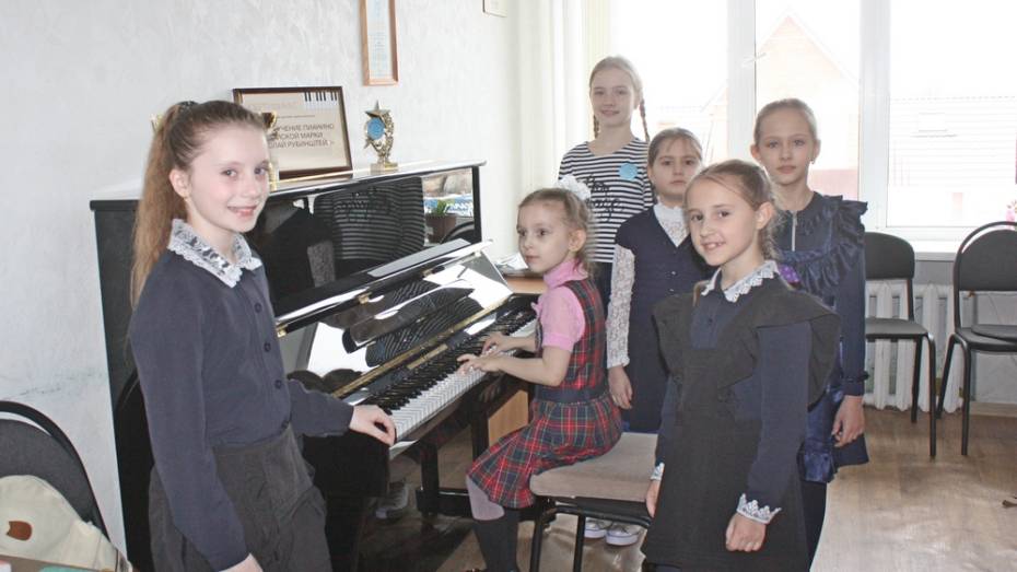 Хохольская школа искусств впервые за 45 лет получила пианино 