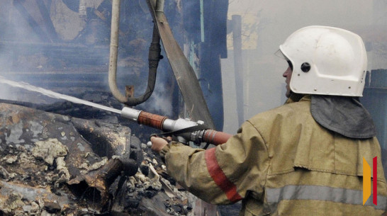 Пожар уничтожил ремонтный бокс на левом берегу Воронежа