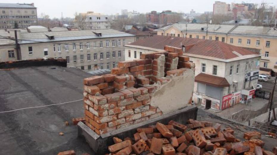 В Воронеже директора УК оштрафовали за разрушенные трубы на крышах домов
