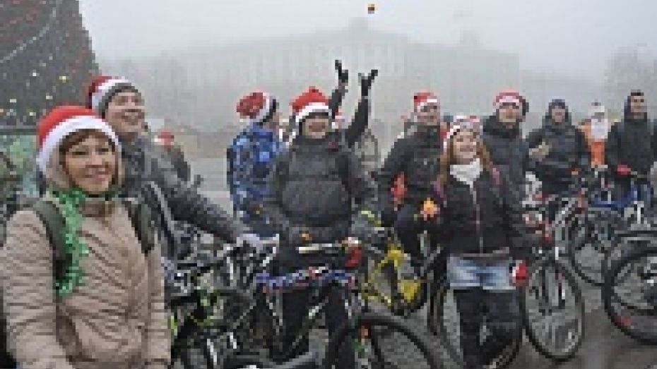 В Воронеже велосипедисты стали Дедами Морозами и устроили «снежную битву» мандаринами 