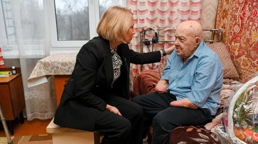 Министр внутренней политики Воронежской области вручила новогодний подарок ветерану Дмитрию Филонову