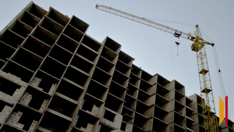 В Воронежской области 27-летний бетонщик упал с новостройки и разбился