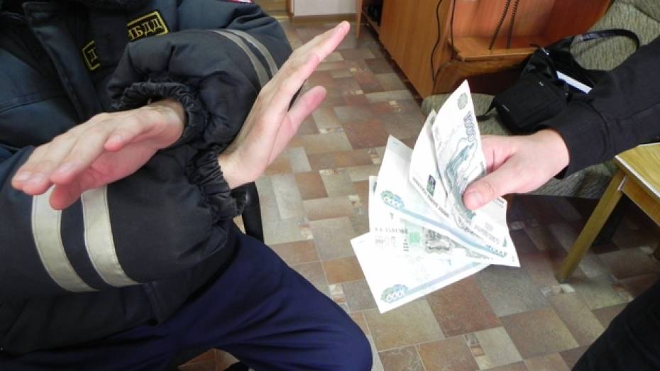 Житель Кантемировки заплатит 150 тысяч рублей за попытку дать взятку инспектору ГИБДД