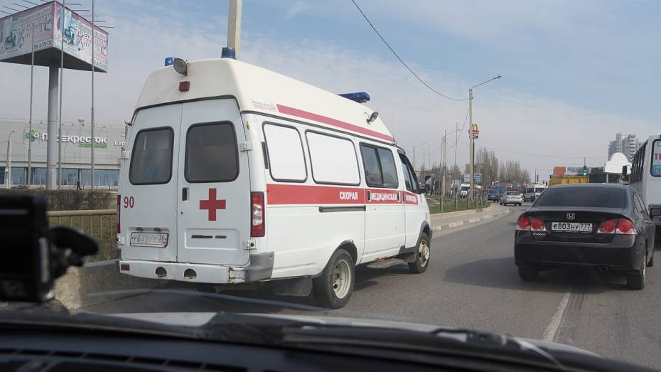 Водитель Renault Megan сбил 2 девочек на электросамокате в Воронеже