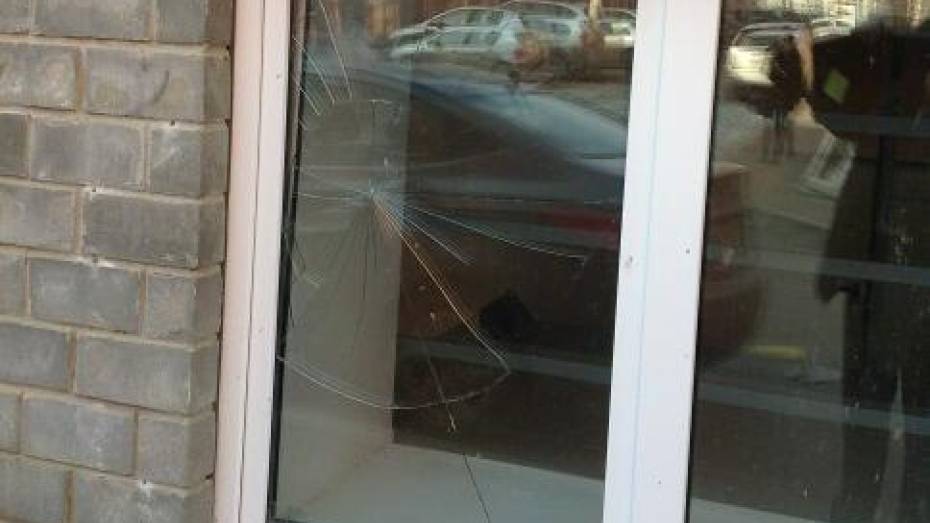 На экономическом факультете ВГУ разбили окно