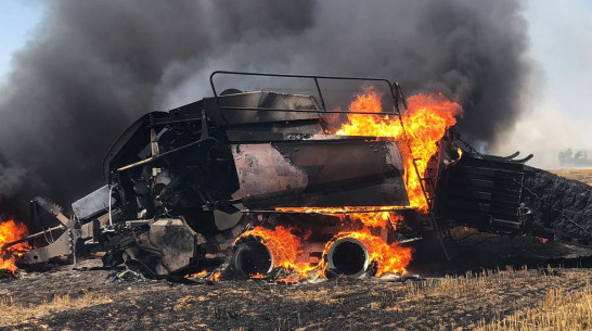 В Воронежской области в поле сгорели пресс-подборщик и трактор