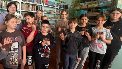 Школьники павловского села Гаврильск изготовили талисманы для бойцов СВО