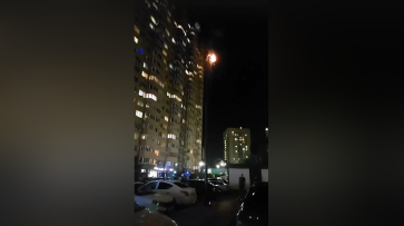 Эффектно плавящийся фонарь сняли на видео в ЖК «Берег» в Воронеже