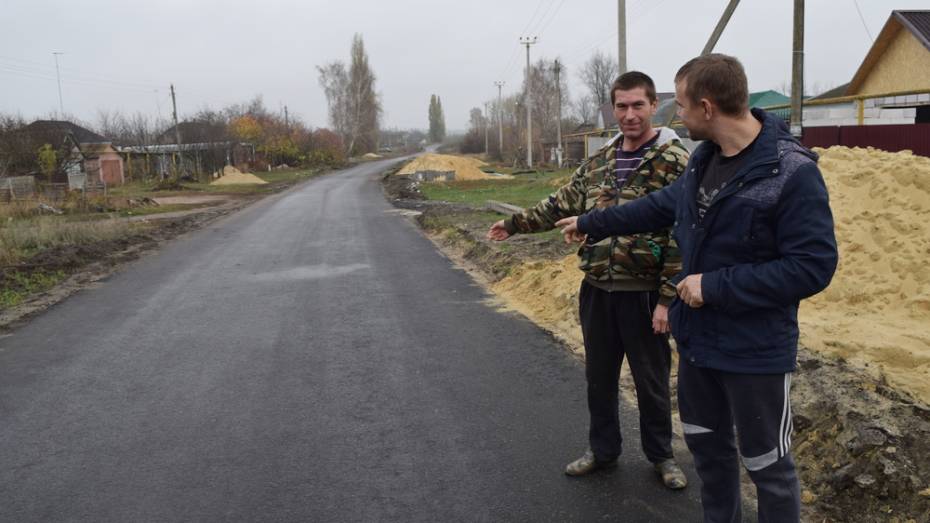 В рамонской деревне Князево впервые заасфальтировали улицу Школьную