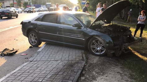 В Воронеже на сбежавшего после ДТП с 2 пешеходами водителя Audi A8 завели уголовное дело