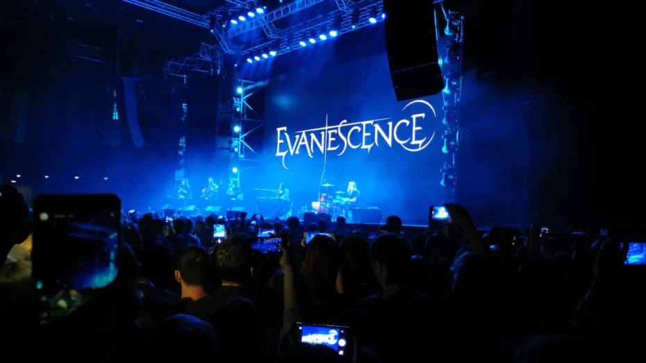 Группа Evanescence дала в Воронеже эксклюзивный акустический концерт из-за ДТП 