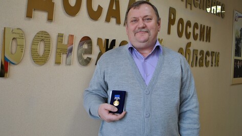 Семилукского инструктора по вождению наградили медалью ДОСААФ 