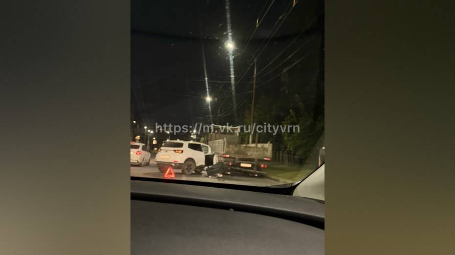 В Воронеже на улице Хользунова Chery врезался в фуру