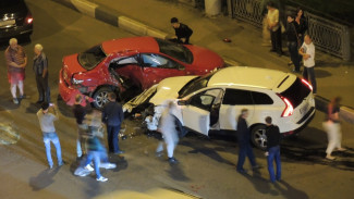 В Воронеже Toyota и Volvo столкнулись на виадуке у Заставы