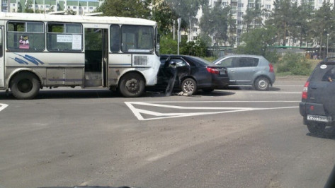 В Воронеже у нового железнодорожного переезда на Машмете столкнулись 3 машины