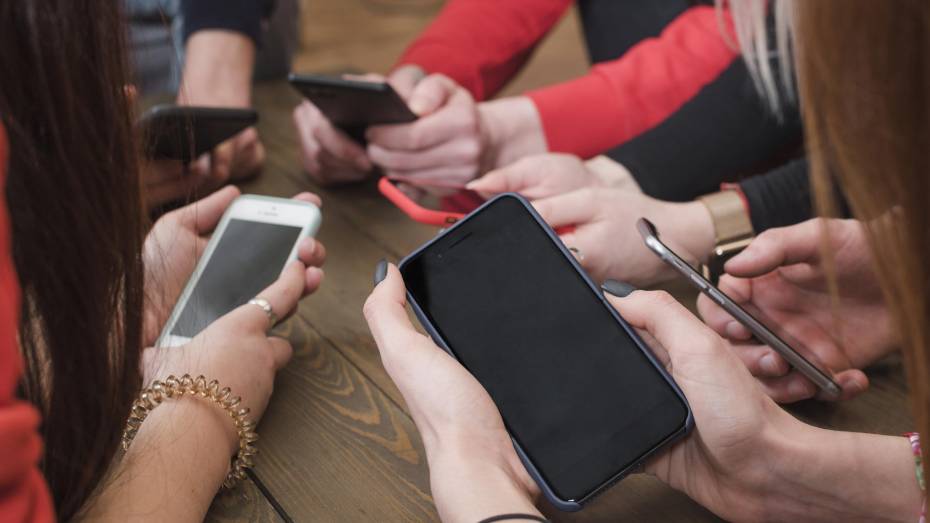 Госдума приняла закон о запрете использования мобильных телефонов на уроках