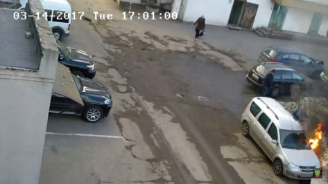 Поджог машины воронежского активиста попал на видео