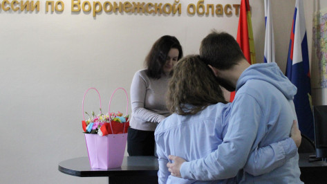 «Знакомы уже 10 лет»: осужденная вышла замуж в воронежском СИЗО