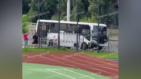 В Воронеже автобус едва не протаранил забор у школы: видео