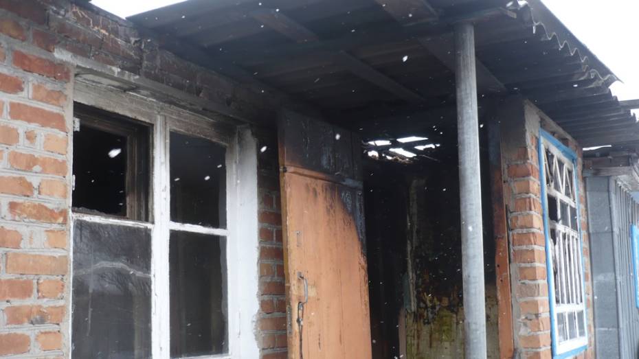 В Богучарском районе сгорела пристройка дома: ущерб составил 800 тыс рублей