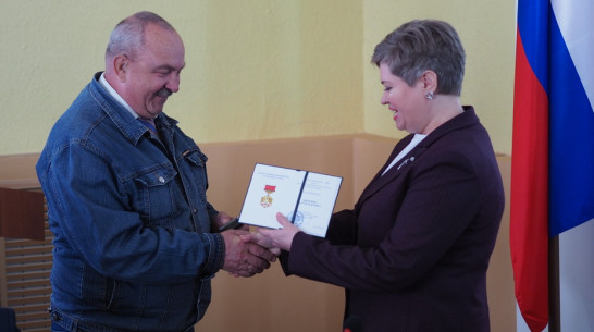 Подгоренского коммунальщика наградили почетным знаком Минприроды