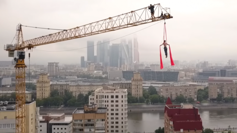 Воронежский экстремал опубликовал видео трюка на башенном кране в Москве