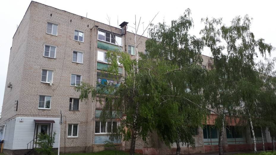 В Воронежской области 4-летняя девочка выпала из окна 2 этажа