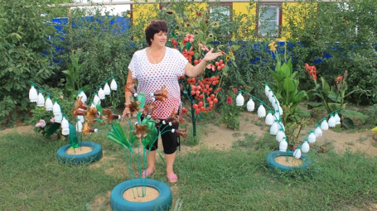 Жительница Петропавловки «выращивает» пластиковые цветы 