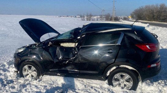 Под Воронежем водитель KIA врезался в опору ЛЭП и попал в больницу