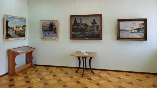 В Острогожске открылась выставка привезенных из Брянска картин